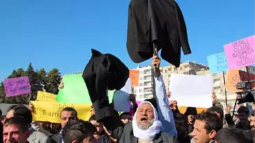 Bingöl'de Ceket Sallayarak Seçim Propagandası Yaptılar