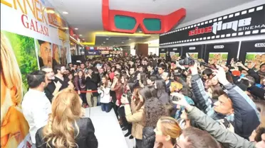 Düğün Dernek İçin Sinema Salonları Tıklım Tıklım Dolduydu