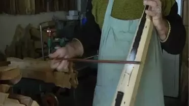 Sanatçının sesine göre kemençe yapıyor