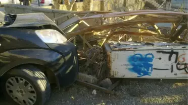 Ehliyetsiz Sürücü Trafoya Çarptı, 2 Mahalle Elektriksiz Kaldı