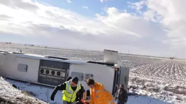 Aksaray'da Buzlanma Nedeniyle Yolcu Otobüsü Devrildi (2)