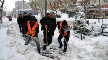 Sadak; Elinde Bastonuyla Kar Denetimine Çıktı