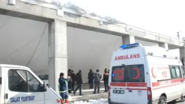 Çaycuma'da Pazar Yerinin Üstünü Kapatan Branda Çöktü