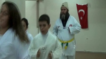 60'lık Dede, Torunlarıyla Tekvando Öğreniyor