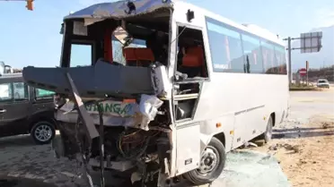 Otobüsle Kamyon Çarpıştı: 4'ü Ağır 21 Yaralı