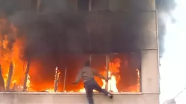 Yangında Paniğe Kapılıp Üçüncü Kattan Atladı