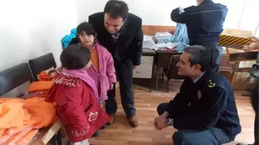 Susuz'da Öğrencilere Polisten Anlamlı Yardım