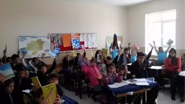 Üniversite Öğrencileri Köy Çocuklarını Sevindirdi