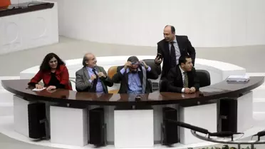 Sırrı Süreyya Önder Genel Kurul'da Kravatını Çıkardı