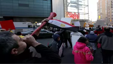 CNN Önünde 'Vuvuzela' ile 'Darbe' Protestosu