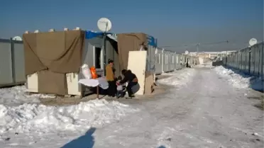 Hakkarili Gençlerden Vanlı Depremzedelere Yardım