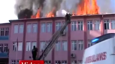 Okulda Çıkan Yangında 550 Öğreciyi Öğretmenler Kurtardı