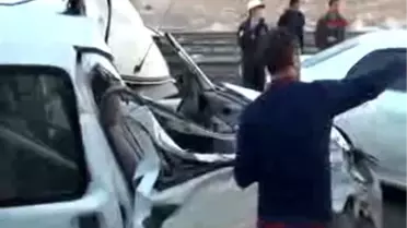 Tır'ın Çarptığı Hafif Ticari Aracın Sürücüsü Yaralandı