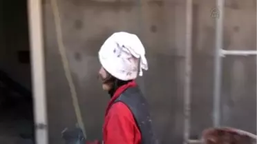 Tırnakları oje yerine inşaat boyasıyla renkleniyor -