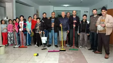 Kadınlar Sildi Erkekler Süpürdü Çocuklar Taşıdı