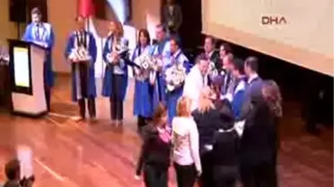 Doçent Özlenen Özkan'ın Binişini Eşi Ömer Özkan Giydirdi