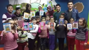 Üniversiteliler Tegv'li Çocuklara Kitap Hediye Etti