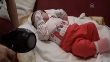 Bebeklerin, gürültülü aletlerin sesiyle uyutulmaya çalışılması -
