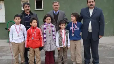 Edremit'te Öğrencilerin Geçikmeli Madalya Sevinci