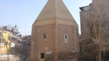 Emir Seyfettin Karasungur Türbesi'ne Çevre Düzenlemesi