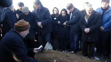 Genç Doktorun Cenazesi Toprağa Verildi