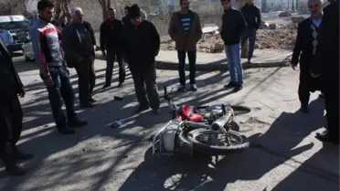 Motosiklet Hafif Ticari Araca Çarptı: 2 Yaralı