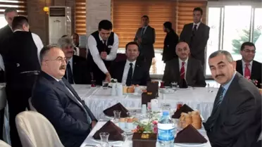 Vali Aksoy Gazetecilerle Bir Araya Geldi