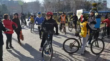 Hayvan Haklarına Dikkat Çekmek İçin Pedal Çevirdiler