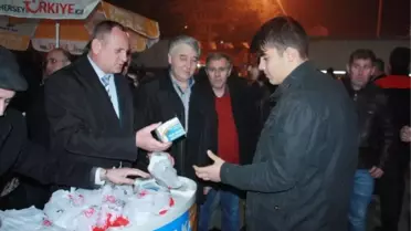 AK Parti Düzce Adayı Keleş Lokma Dağıttı