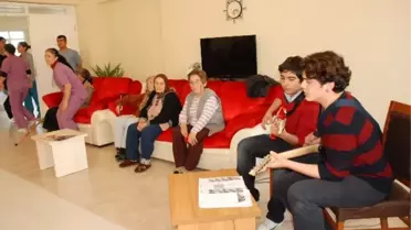 Didim'de Lise Öğrencilerinden Huzurevine Ziyaret