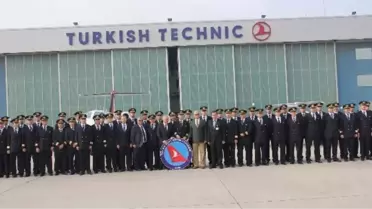 THY'nin Yeni Pilotları Mezuniyetini Kep Atarak Kutladı