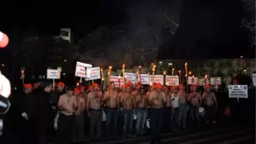 Troia Atı Önünde Yarı Çıplak Eylem