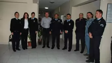 Başarılı Polis Memuruna Ödülünü Eşi Taktı