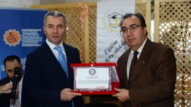 Hüsnü Ayık Özel Bakım Merkezi'nden Başkan Uzun'a Plaket