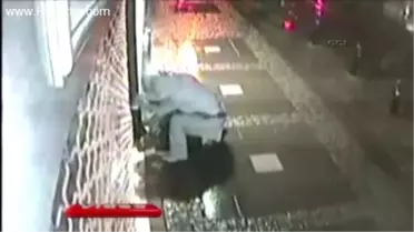Güvenlik Görevlisine Taş Atan Kuyumcu Soyguncuları Kamerada