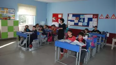 Minik Öğrenciler Kendi Yaşıtlarına Gösteri Yapıyor
