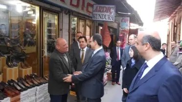 İzmir Valisi Mustafa Toprak Bergama Esnafıyla Tanıştı