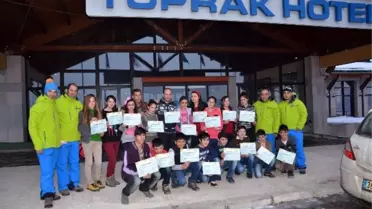 Posof'lu Öğrenciler Sarıkamış'ta İlk Kez Kayakla Tanıştı