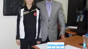 Spor Müdürü Dübek'ten Milli Sporcuya Ödül