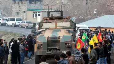 BDP'lilerden Askeri Konvoya 'Yaşasın Başkan Apo' Sloganları