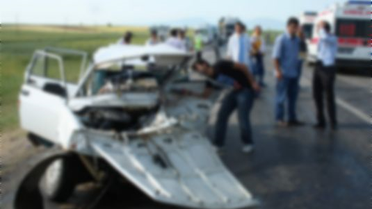 Otomobil Refüje Çarptı: 1 Ölü, 4 Yaralı