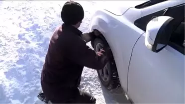 Yolda kalan tatilciler, köylülerin geçim kaynağı oldu -