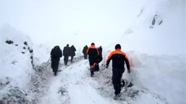 Çığ Altında Kalan İranlıları Arma Çalışmaları Sürüyor