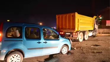 Kamyon Kavşakta Hafif Ticari Araca Çarptı: 12 Yaralı