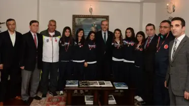 Krosun Kraliçelerine Başkan Altepe'den Ödül