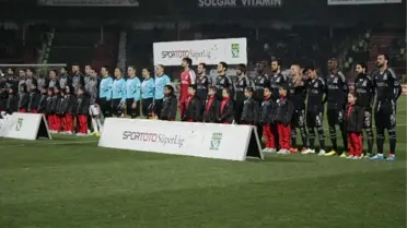 Gaziantepspor-Beşiktaş Maçı Öncesi Suriyeli Çocuklar Futbolcularla Birlikte Sahaya Çıktı