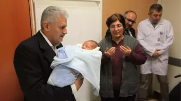 Binali Yıldırım İki Günlük Bebeğin Kuluğına Ezan Okudu