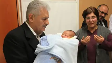 Binali Yıldırım 2 Günlük Bebeğin Kulağına Ezan Okudu