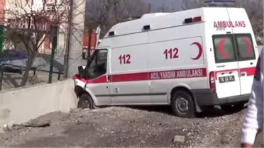 Gömeç'te Hasta Taşıyan Ambulans Duvara Çarptı: 4 Yaralı