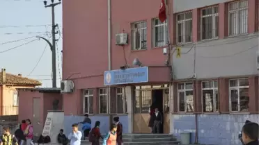 Öğrenci Yakınları İki Öğretmeni Darp Etti